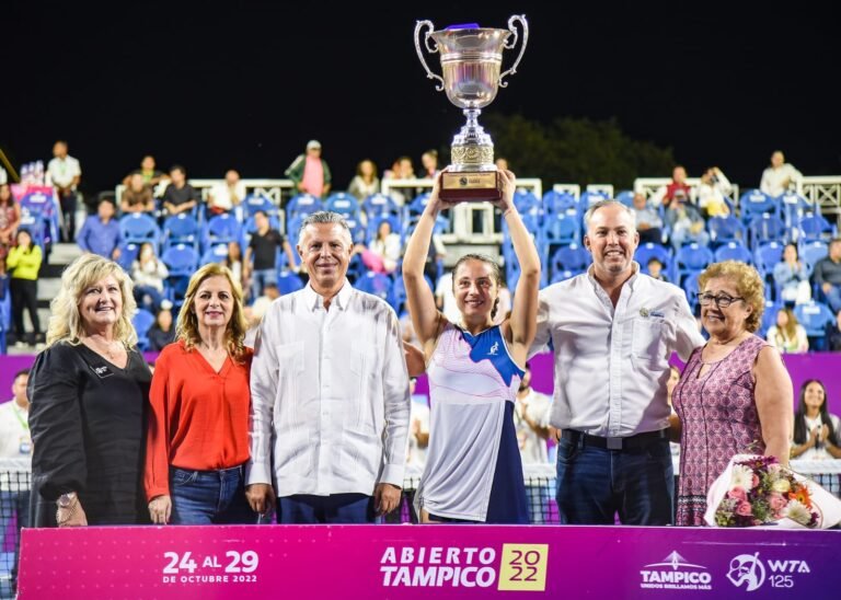 Premia Chucho Nader a Campeonas del Abierto de Tenis Tampico 2022