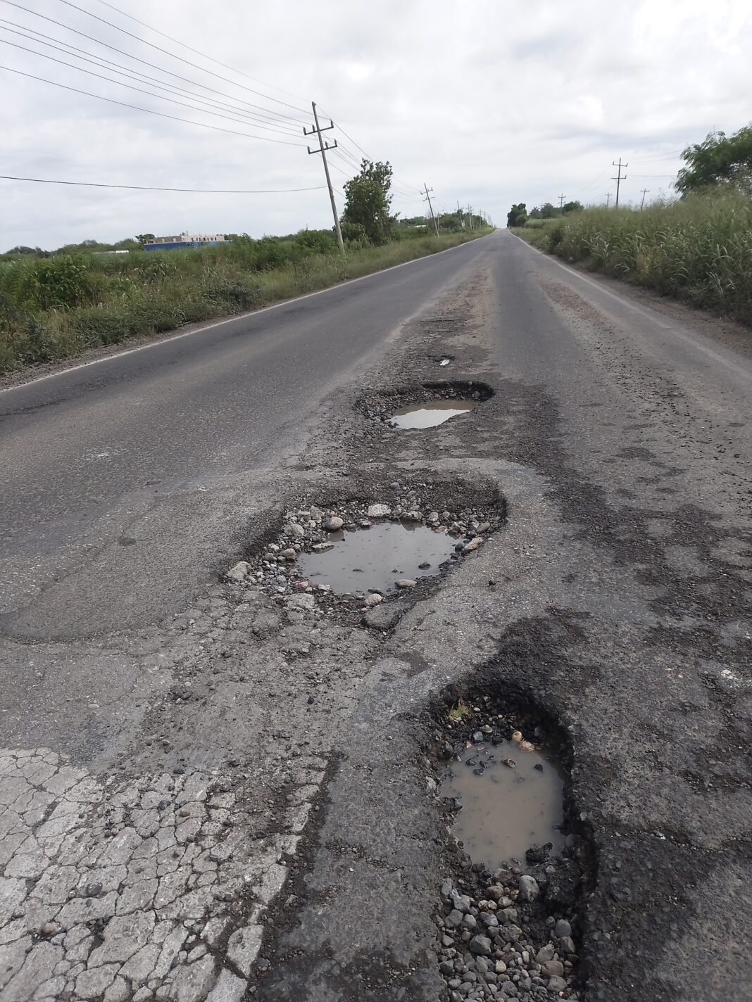 DESTROZADA LA CARRETERA A LA Y GRIEGA EN EL HIGO
