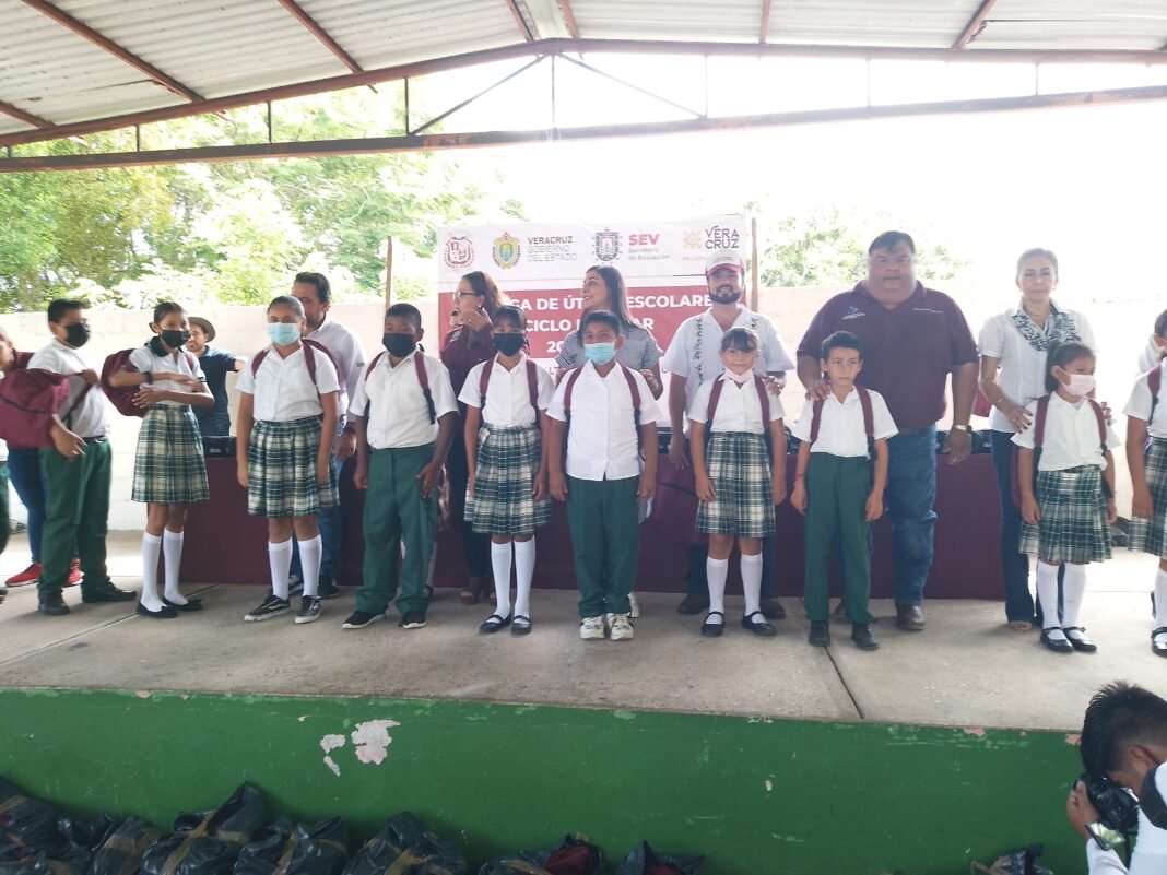 AGRADECEN ENTREGA DE UTILES ESCOLARES EN ESCUELAS DE TAMPICO ALTO