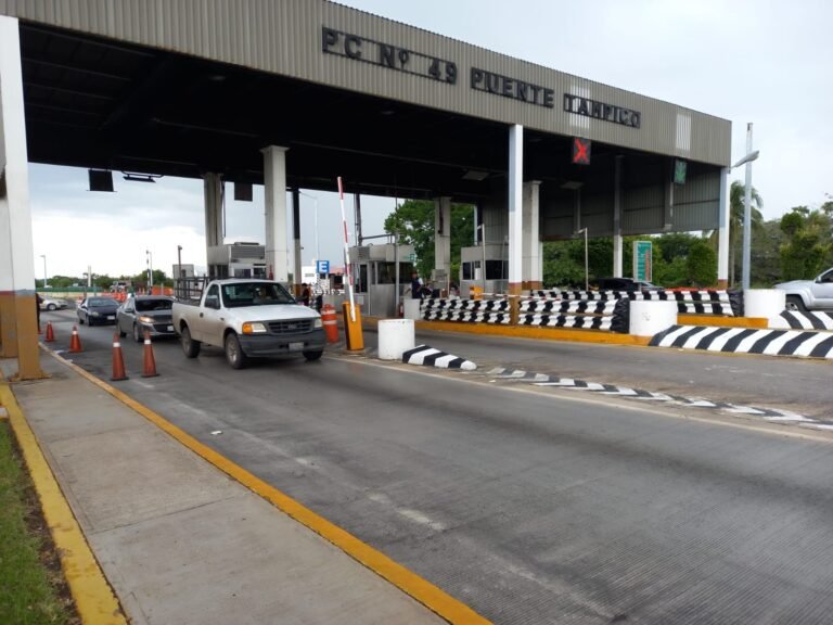 Recibieron a AMLO con cierre de caseta del Puente Tampico