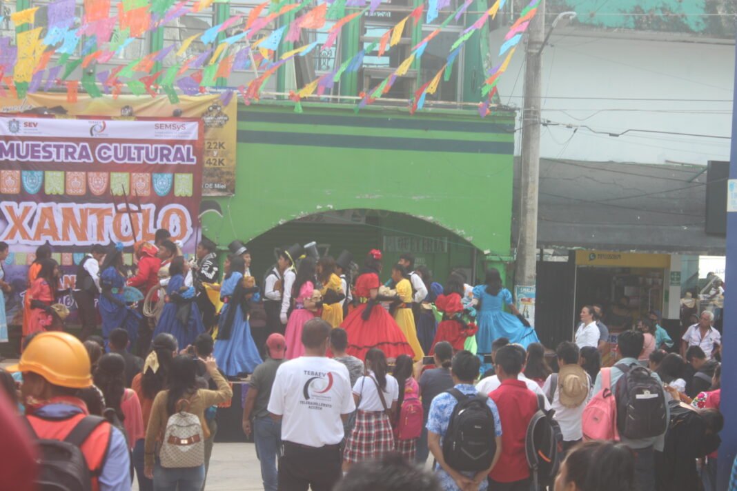 Durante toda la semana se presentan cuadrillas de Viejos de las escuelas