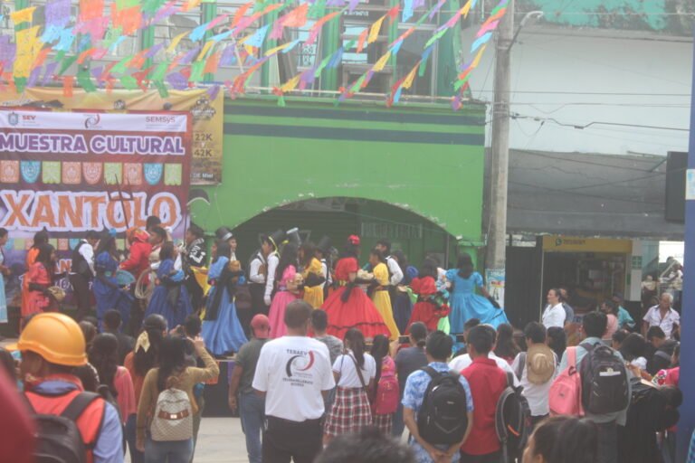 Durante toda la semana se presentan cuadrillas de Viejos de las escuelas