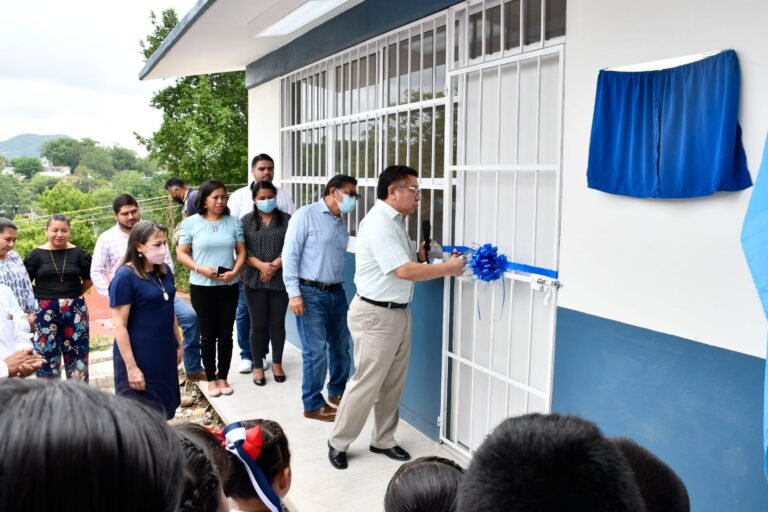Jesús Guzmán Avilés inaugura aula en escuela primaria