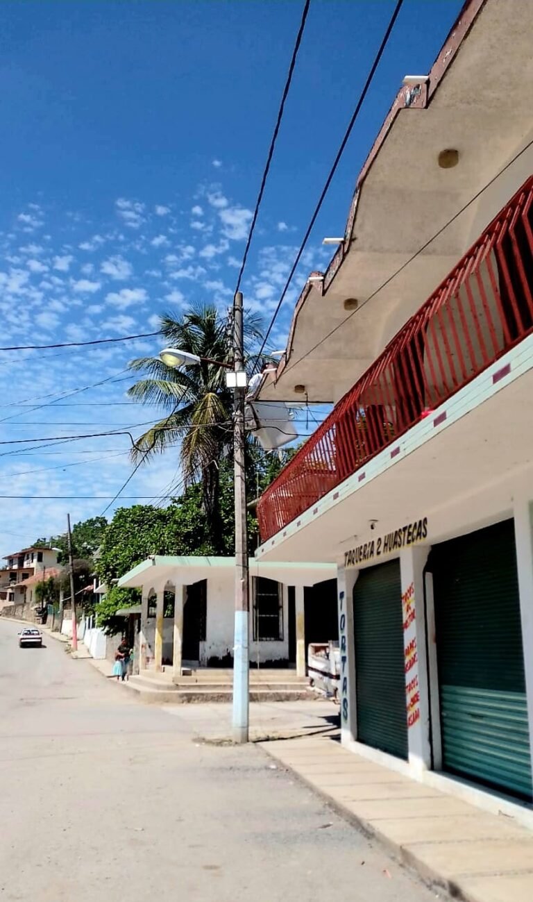 Colocan reflectores en las calles donde ensayan las cuadrillas