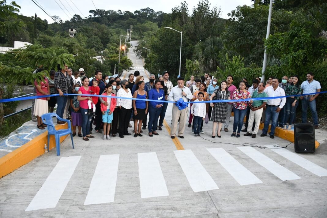 Pavimentan la calle Encino de la colonia El Abra