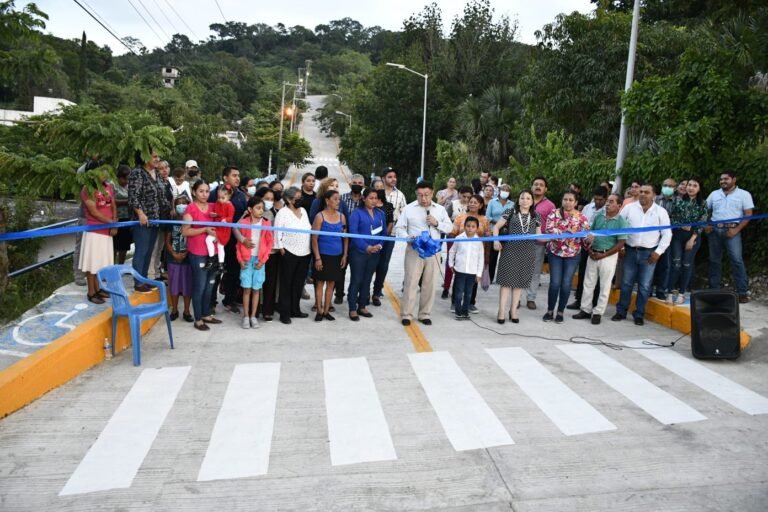Pavimentan la calle Encino de la colonia El Abra