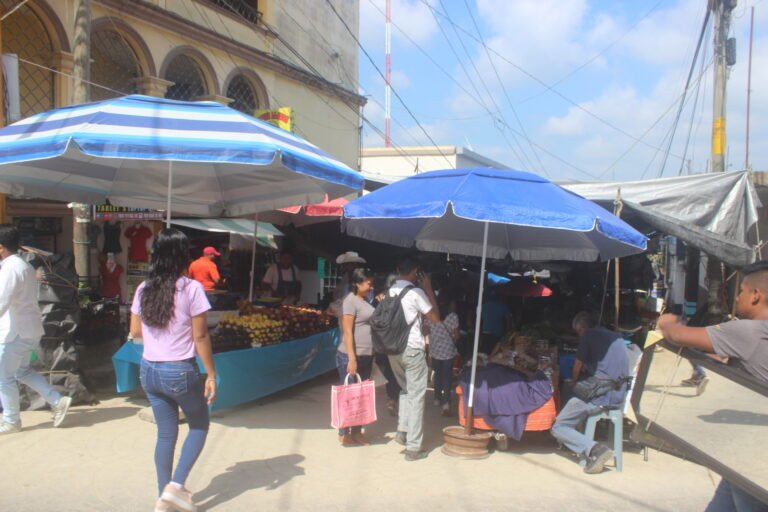 Se solidariza ayuntamiento con comerciantes de la calle Democracia