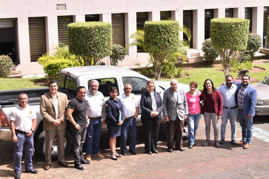 Dona Congreso tres unidades automotrices a Bomberos de Xalapa