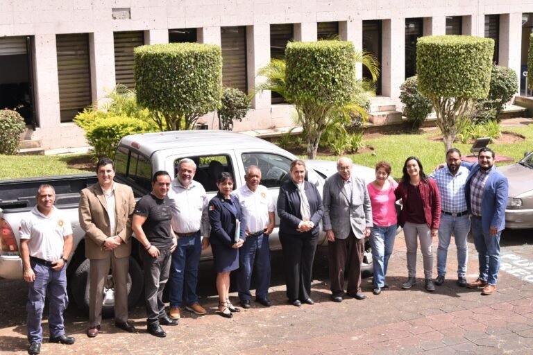 Dona Congreso tres unidades automotrices a Bomberos de Xalapa