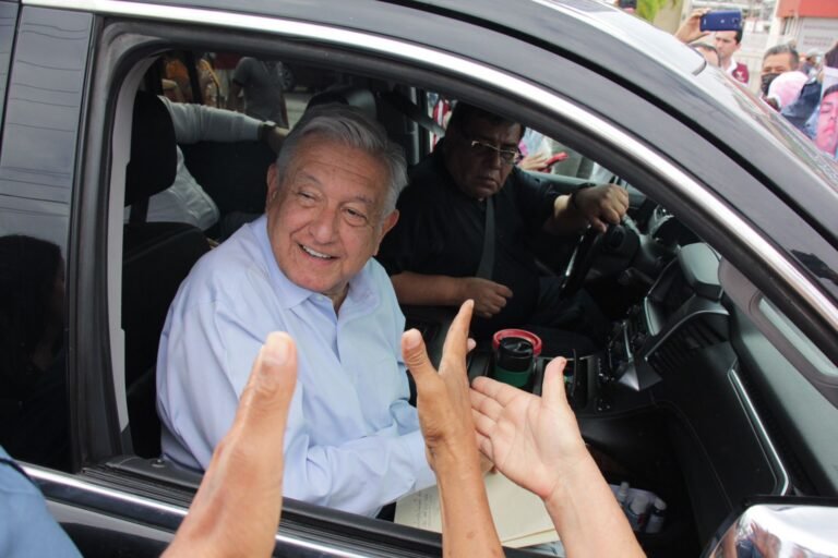 Protestas y promesas de AMLO en su visita a la refinería de Ciudad Madero