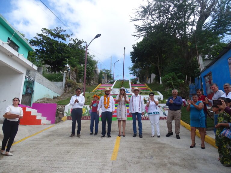 DAN ENTUSIASTA BIENVENIDA AL GOBERNADOR EN PUEBLO VIEJO &nbsp;