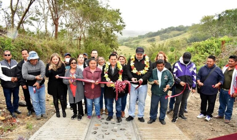 INAUGURO ALCALDE JOSE LUIS BANDA REHABILITACION DE CAMINO&nbsp;