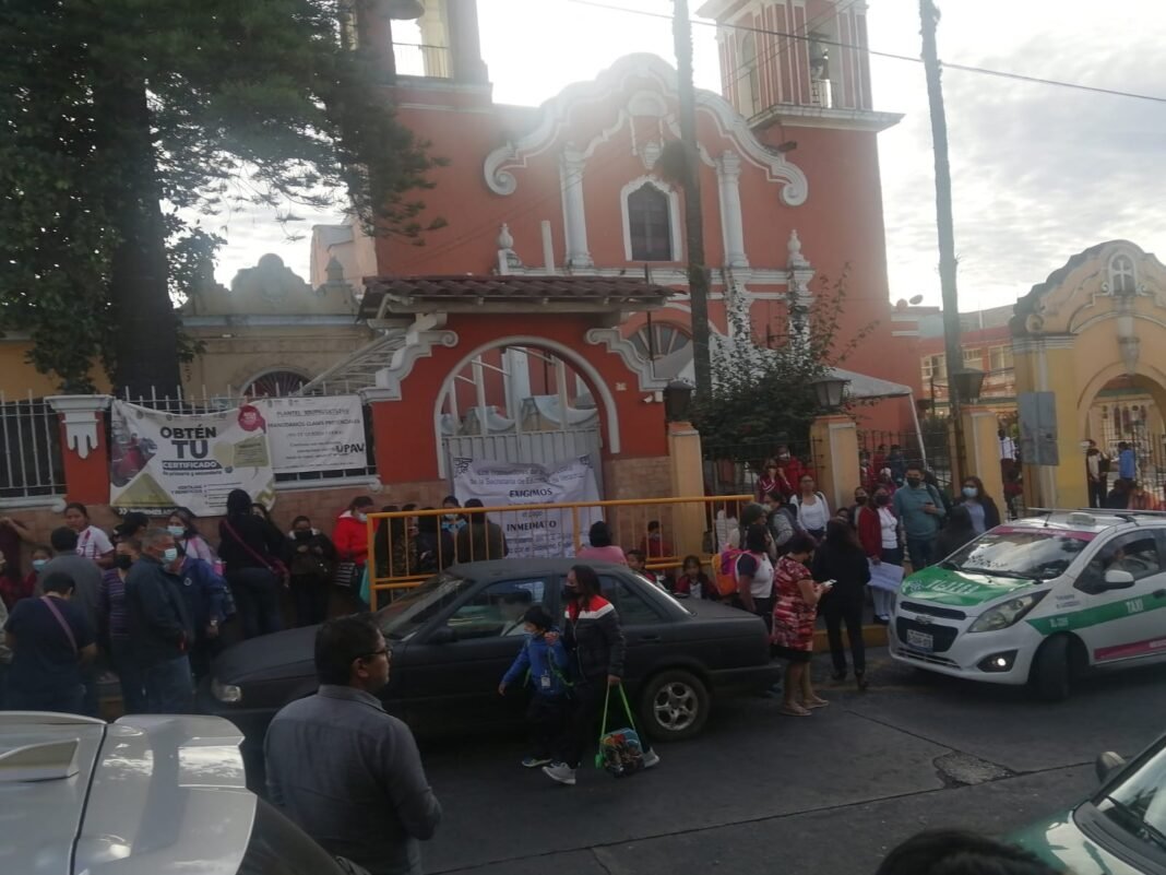 Maestros estatales toman escuelas en Xalapa para exigir al gobierno de Cuitláhuac el pago de la nivelación salarial 