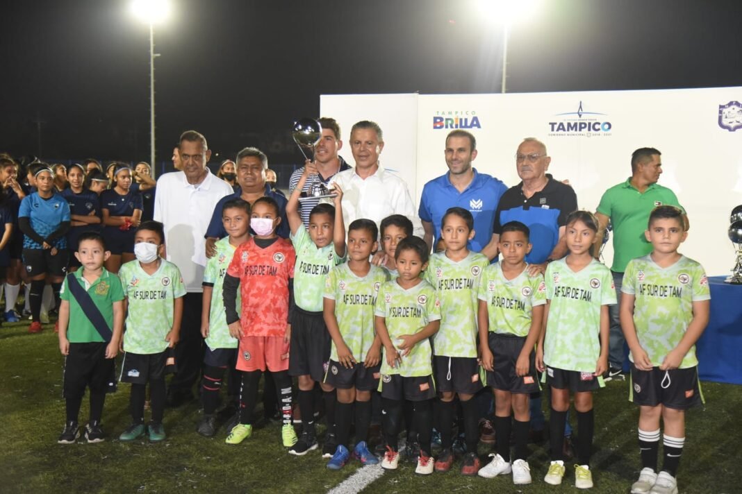 CHUCHO NADER PREMIA A LO MEJOR DE LA LIGA MUNICIPAL TAMPICO￼