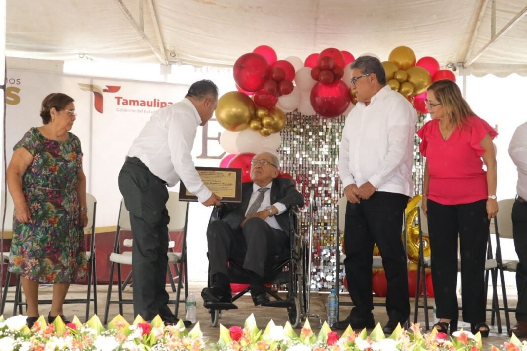 ASISTE ARMANDO MARTÍNEZ A CEREMONIA DE ANIVERSARIO DE LA FUNDACIÓN DEL CBTIS 105