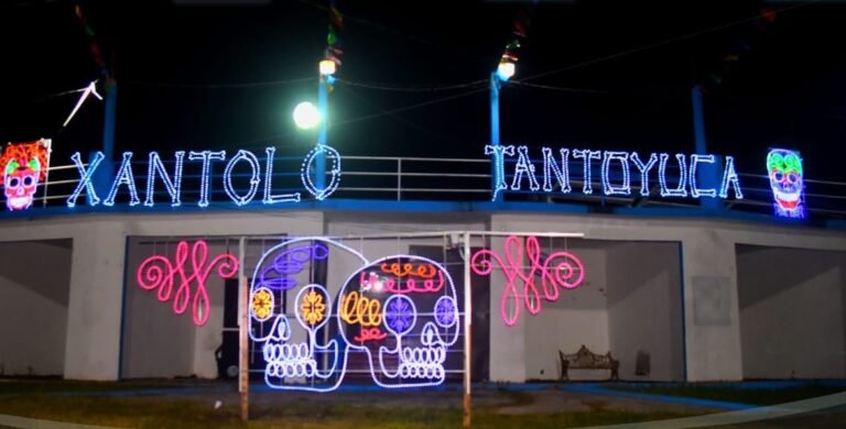 Vistosos adornos con motivo de xantolo