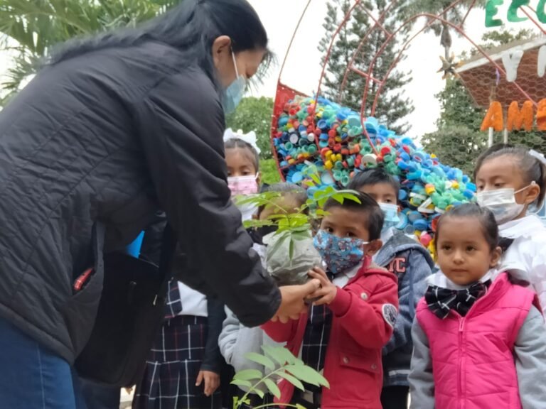 Alumnos de preescolar de Tantoyuca entregan tapitas