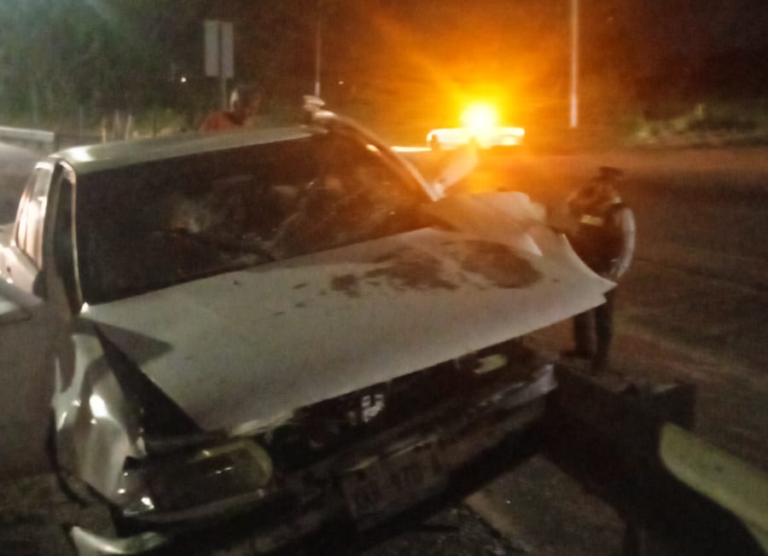 Choca contra muro de contención muere el copiloto