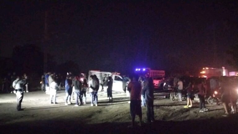 Bloquean carretera federal por falta de obra pública en Tamos, Veracruz.