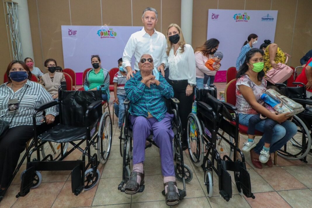 Entrega Aída Féres de Nader Apoyos Funcionales a Personas con Discapacidad