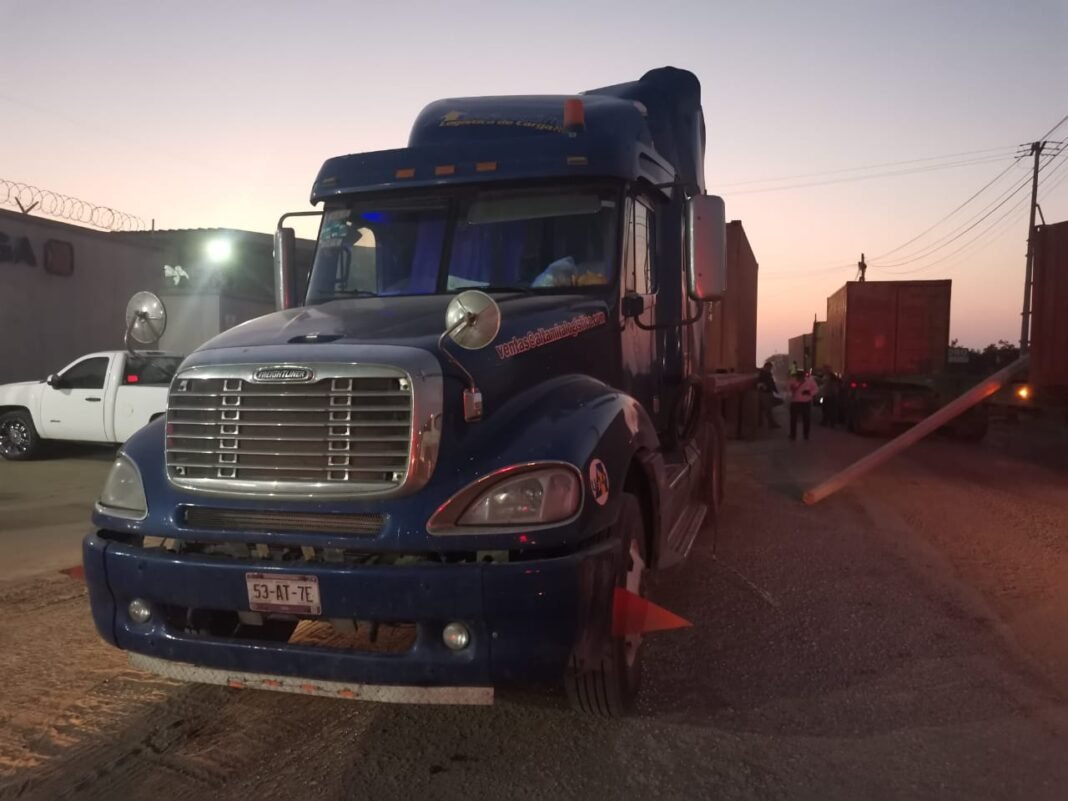 Unidad pesada causa choque en el bulevar de los Ríos en Altamira