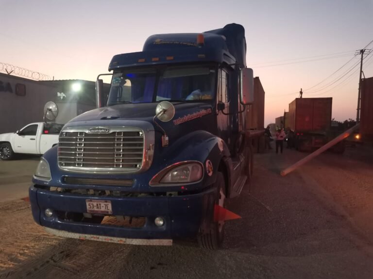 Unidad pesada causa choque en el bulevar de los Ríos en Altamira