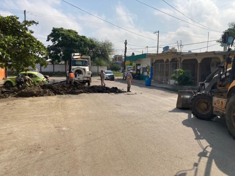 Arregla COMAPA Altamira fuga de agua en Fraccionamiento La Florida
