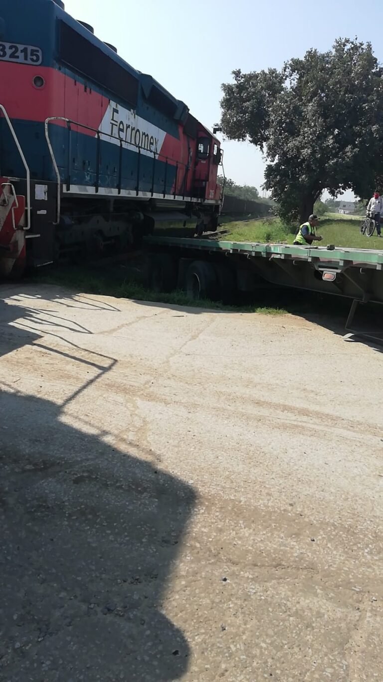Chocan trailer y tren en Altamira