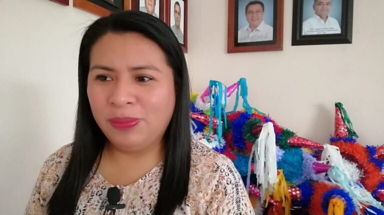 Ayuntamiento de Tantoyuca entregan dulces y piñatas a escuelas