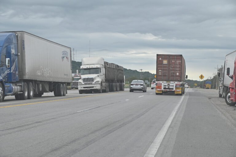 Piden poner fin a estacionamientos  clandestinos en Villa Cuahutémoc