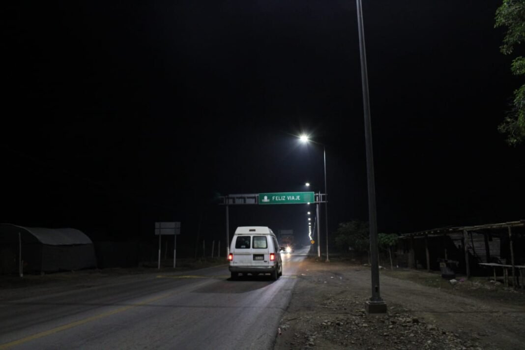 INSTALAN MODERNO ALUMBRADO EN EL TRAMO CARRETERO TEMPOAL – LLANO GRANDE