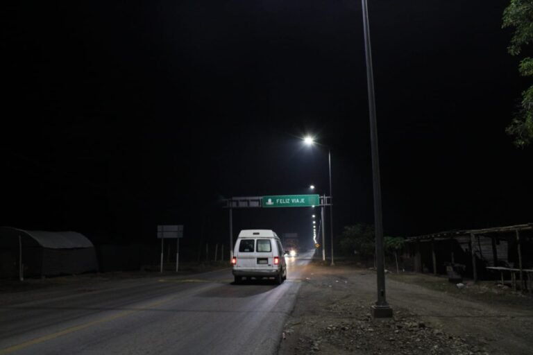 INSTALAN MODERNO ALUMBRADO EN EL  TRAMO CARRETERO TEMPOAL – LLANO  GRANDE 