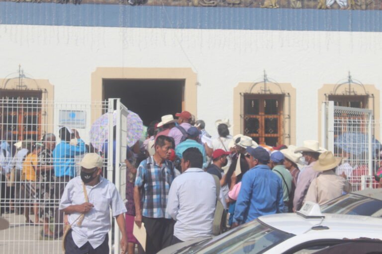 Desorganizada entrega de constancias de sucesores