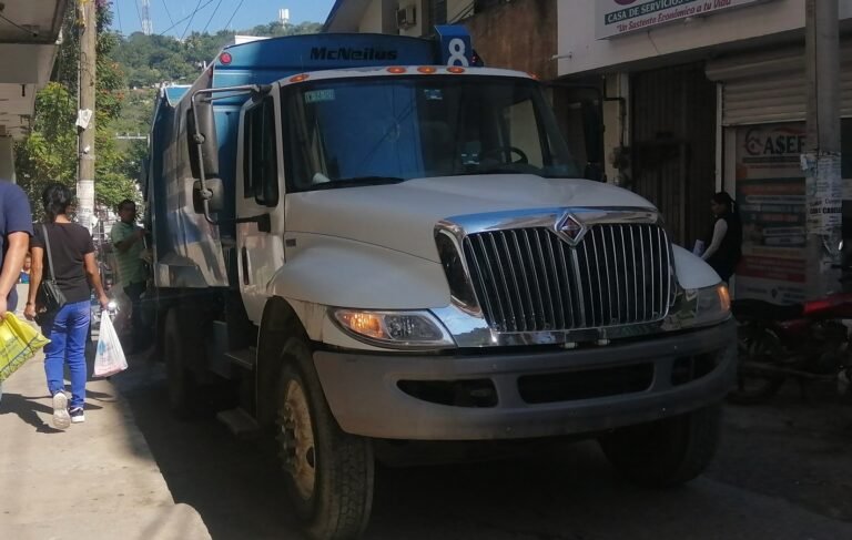 Personal de limpia pública de Tantoyuca continúan dando servicio a la ciudadanía