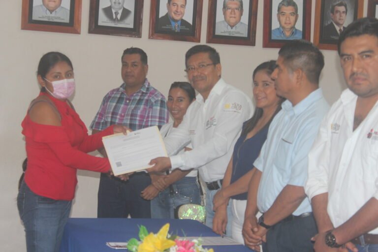 Concluyen su primaria o secundaria en el IVEA