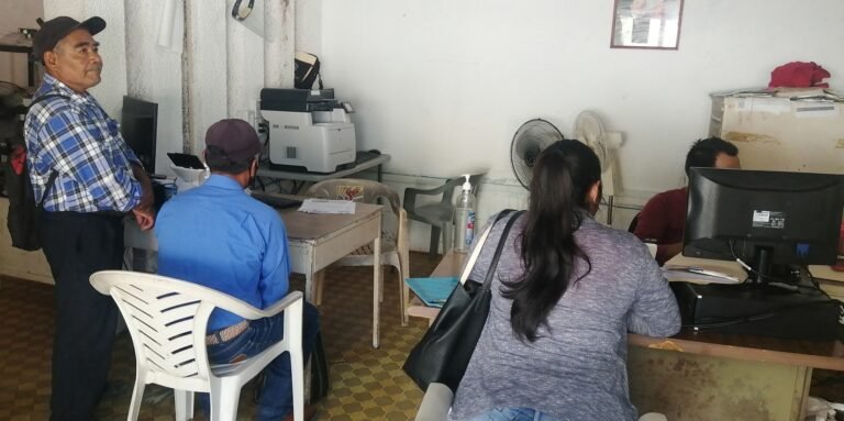 En Tantoyuca acuden a realizar el canje de placas