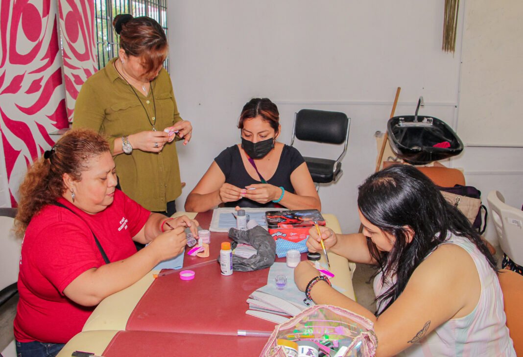 DAN CAPACITACION A MUJERES MADERENSES EN CENTROS CEDIF