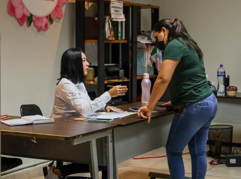 BRINDAN ATENCIÓN PSICOLÓGICA Y ASESORÍA  JURÍDICA A MUJERES EN CD. MADERO