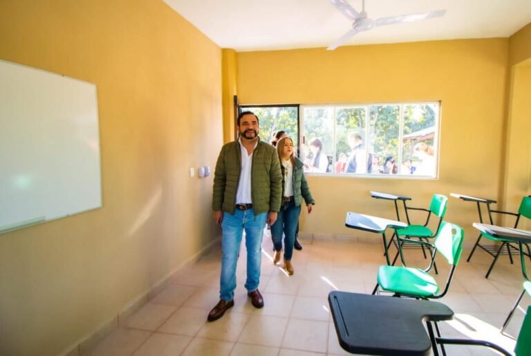 ENTREGO ALCALDE DE EL HIGO MODERNA AULA EN PRIMARIA 