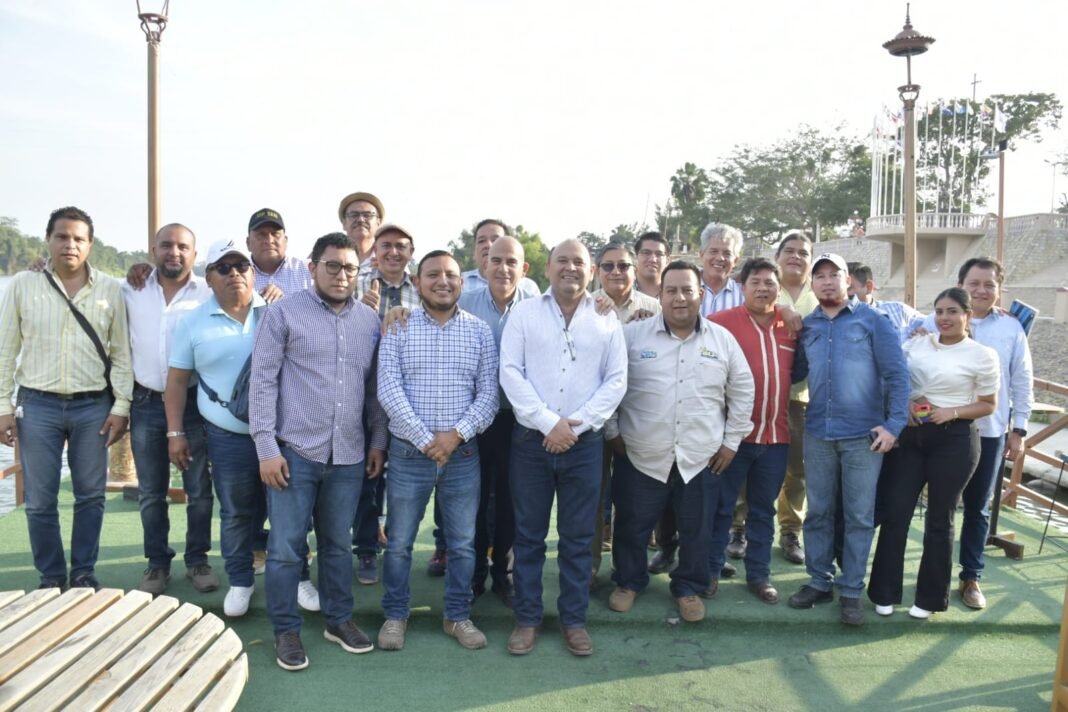 CELEBRA OSCAR GUZMÁN A PERIODISTAS EN EL PANOKKO.