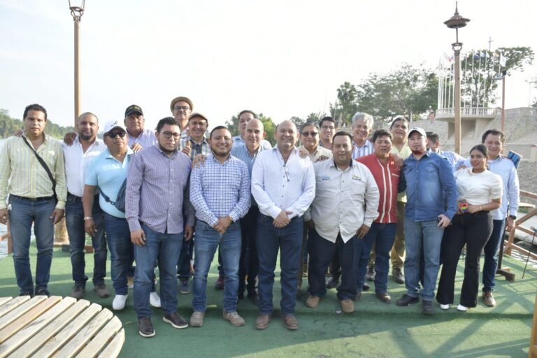 CELEBRA OSCAR GUZMÁN A PERIODISTAS EN EL PANOKKO.