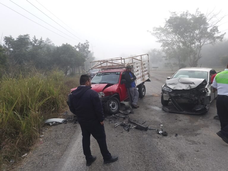 Colisión entre camioneta y compacto deja elevados daños materiales en el Higo. 
