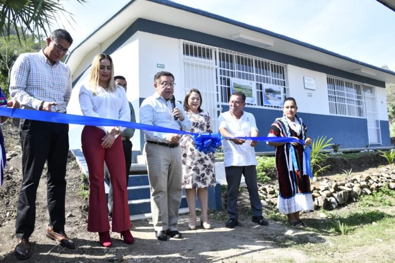 Ayuntamiento de Tantoyuca inaugura dos aulas en el COBAEV 55