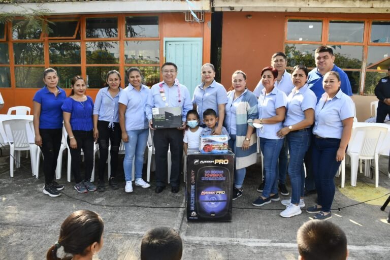 Alcalde de Tantoyuca continúa apoyando al sector educativo