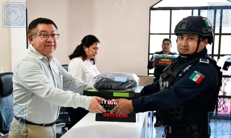 Alcalde de Tantoyuca entrega uniformes a los policías municipales