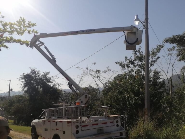 Reparan y remplazan luminarias en colonias del municipio