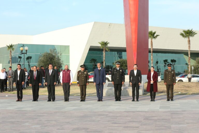 Exhorta gobernador a trabajadores del gobiernoa mejorar la atención del servicio público