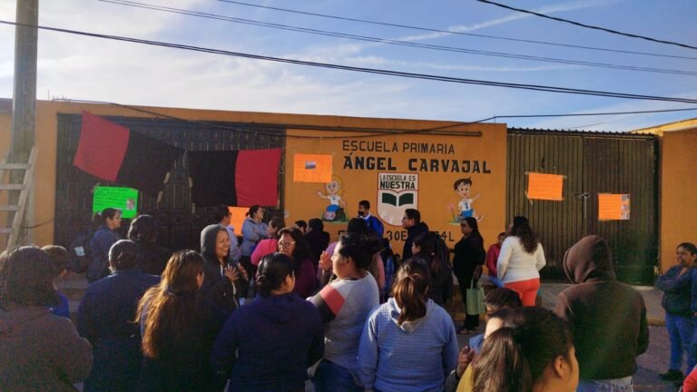 Gobernador prometió mobiliario para escuela de Miahuatlán y no cumplió: Padres de familia 