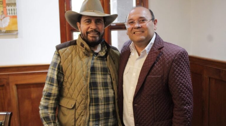 OTORGARAN PRESEA AL EX ALCALDE DE PANUCO, GUILLERMO DIAZ GEA