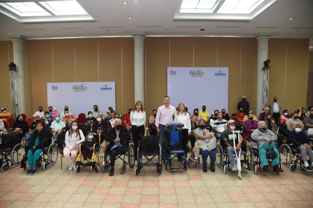 Entregan Chucho Nader y Aída Feres de Nader Más aparatos Funcionales a Familias Vulnerables